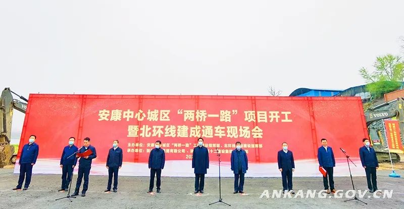 一群人在广场上
描述已自动生成