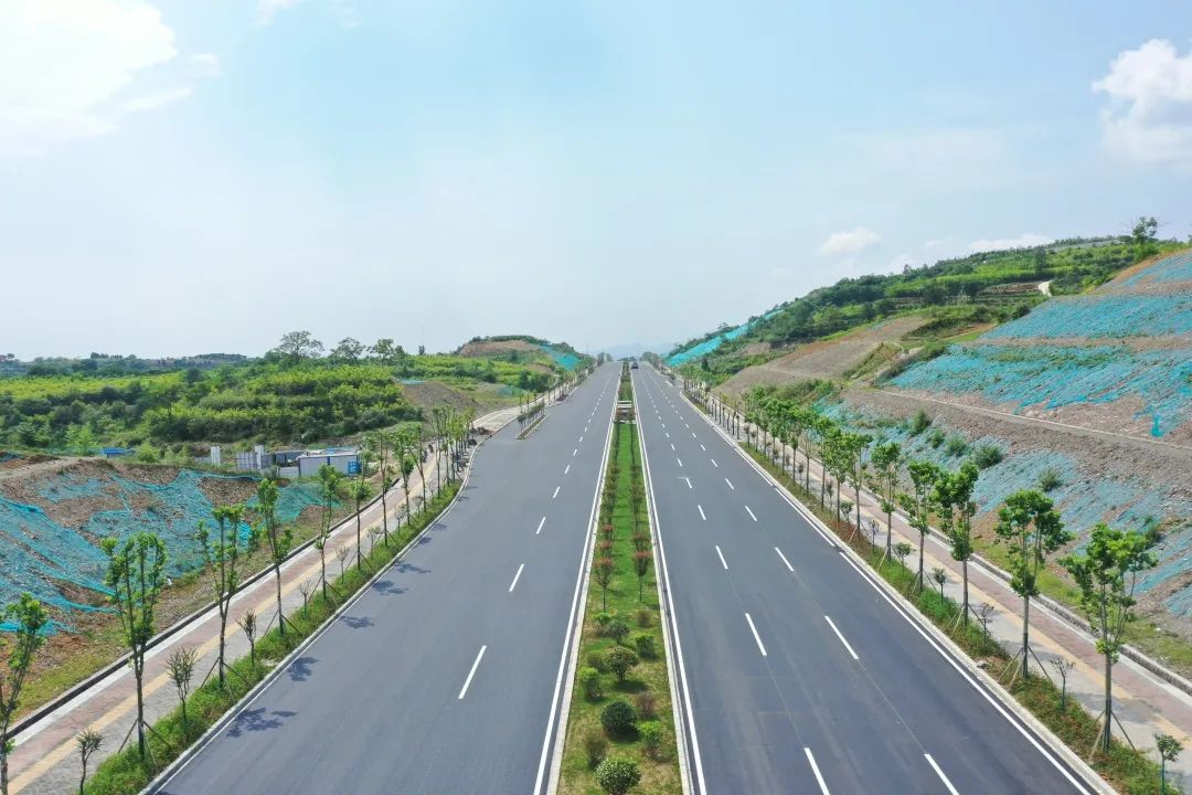 公路上的汽车
描述已自动生成