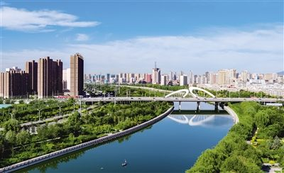 河边的城市
描述已自动生成
