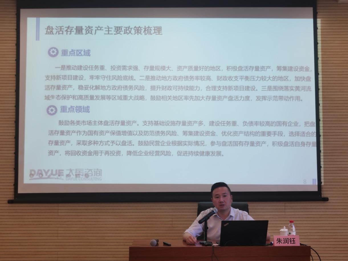 屏幕上的人
描述已自动生成